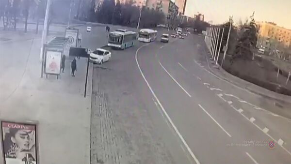 В Волгограде уснувшая за рулем студентка снесла остановку с людьми - Sputnik Армения