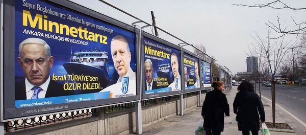 Рекламные щиты с фотографиями премьер-министра Израиля Биньямина Нетаньяху слева и его турецкого коллеги Реджепа Тайипа Эрдогана (25 марта 2013). Анкара - Sputnik Армения