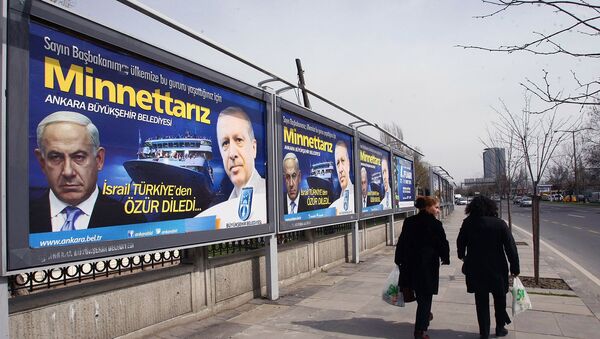 Рекламные щиты с фотографиями премьер-министра Израиля Биньямина Нетаньяху слева и его турецкого коллеги Реджепа Тайипа Эрдогана (25 марта 2013). Анкара - Sputnik Армения