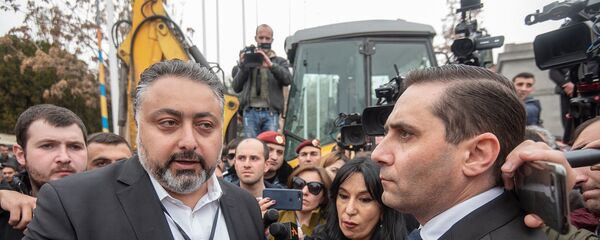 Руководитель административного района Кентрон Виктор Мнацаканян, депутаты от фракции Царукян Наира Зограбян и Арман Абовян на площади Свободы (14 марта 2019). Еревaн - Sputnik Армения