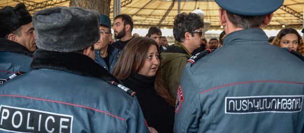 Стычка между сотрудниками полиции и противниками сноса кафе на площади Свободы (14 марта 2019). Еревaн - Sputnik Արմենիա