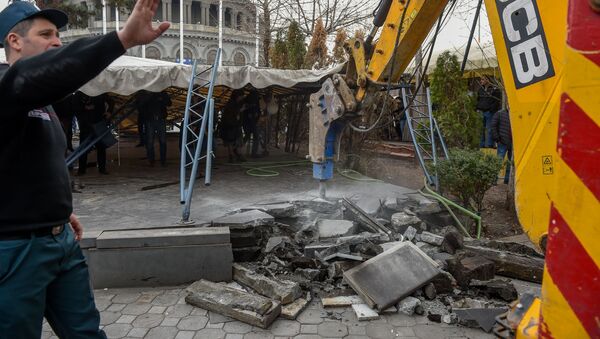 Городские власти демонтируют кафе на территории площади Свободы (14 марта 2019). Еревaн - Sputnik Армения