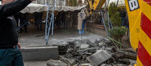 Городские власти демонтируют кафе на территории площади Свободы (14 марта 2019). Еревaн - Sputnik Արմենիա