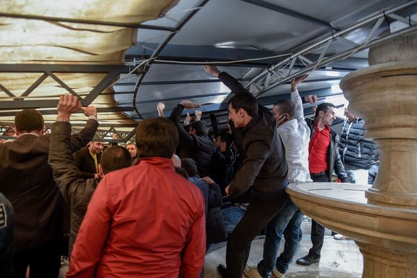 Противники сноса кафе на площади Свободы под куполом кафе (14 марта 2019). Еревaн - Sputnik Армения