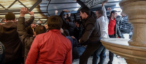 Противники сноса кафе на площади Свободы под куполом кафе (14 марта 2019). Еревaн - Sputnik Արմենիա