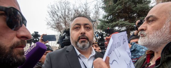 Руководитель административного района Кентрон Виктор Мнацаканян беседует с противниками сноса кафе на площади Свободы (14 марта 2019). Еревaн - Sputnik Армения