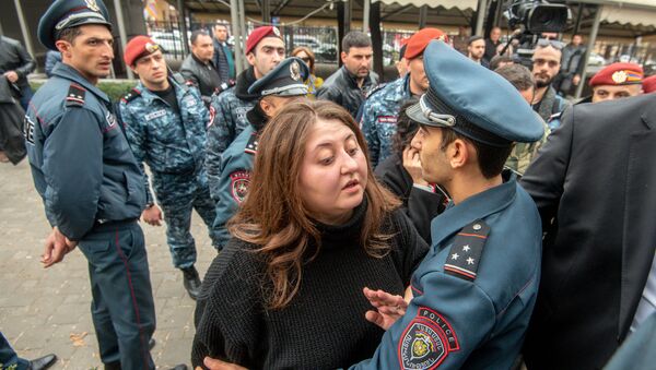 Стычка между сотрудниками полиции и противниками сноса кафе на площади Свободы (14 марта 2019). Еревaн - Sputnik Армения
