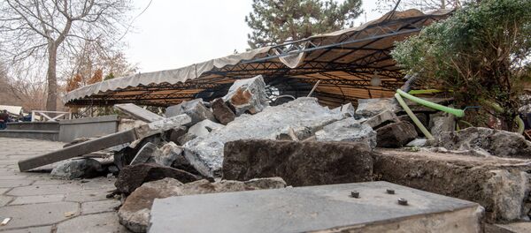 Городские власти демонтируют кафе на территории площади Свободы (14 марта 2019). Еревaн - Sputnik Արմենիա