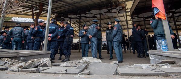 Сотрудники полиции перед демонтированным кафе на площади Свободы (14 марта 2019). Еревaн - Sputnik Արմենիա