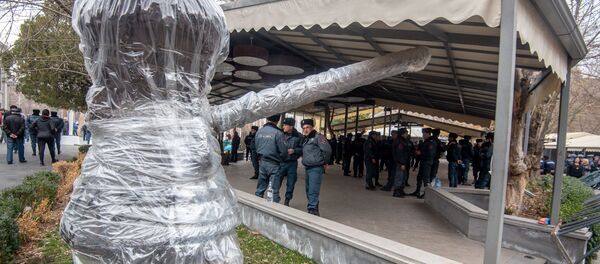 Сотрудники полиции перед демонтированным кафе на площади Свободы (14 марта 2019). Еревaн - Sputnik Արմենիա