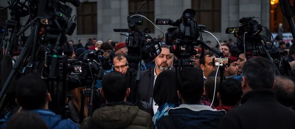 Руководитель административного района Кентрон Виктор Мнацаканян дает интервью на площади Свободы (14 марта 2019). Еревaн - Sputnik Армения