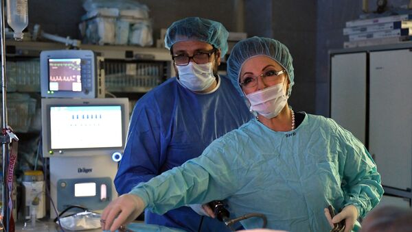 Главный акушер-гинеколог России Лейла Адамян в операционном отделении - Sputnik Армения