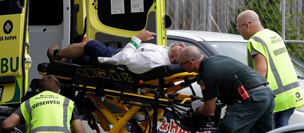 Сотрудники скорой помощи помогают пострадавшему в массовой стрельбе в мечети Масджид Аль Нур в Крайстчерче (15 марта 2019). Новая Зеландия - Sputnik Արմենիա