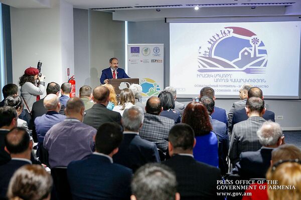 Уличная торговля — феномен 90-х: Никол Пашинян выступил в день защиты прав потребителя - Sputnik Армения