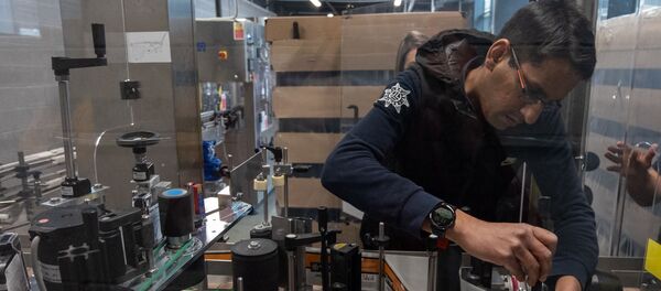 Пивовар компании Darget Нил Плейфут за работой на производственной линии - Sputnik Армения