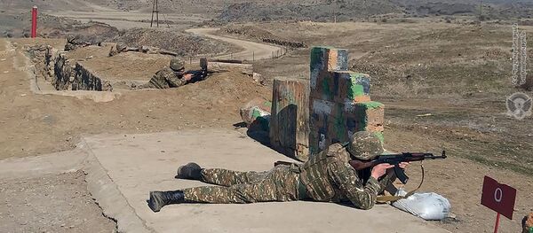 Армянские военнослужащие на тренировках по стрельбе Армянские военнослужащие на тренировках по стрельбе - Sputnik Արմենիա