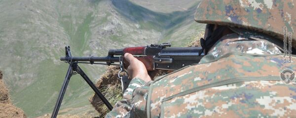 Армянские военнослужащие на тренировках по стрельбе - Sputnik Արմենիա