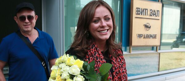 Певица Юлия Началова в аэропорту Шереметьево (7 августа 2012). Москвa - Sputnik Армения