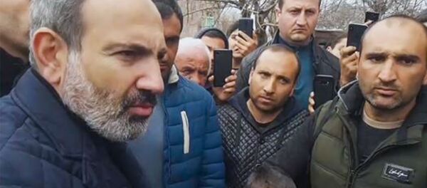 Премьер-министр Армении Никол Пашинян на встрече с жителями сел Араратской области (16 марта 2019). Армения - Sputnik Армения