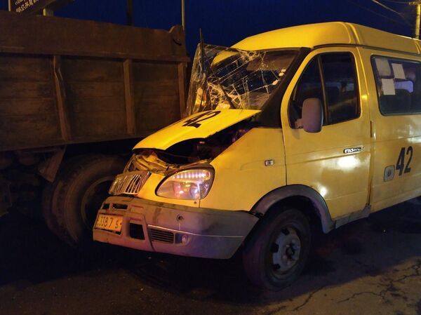 Երևանյան լճի մոտ տեղի ունեցած վթարի մանրամասները. տուժածներն ուղևորներ են. լուսանկարներ - Sputnik Արմենիա