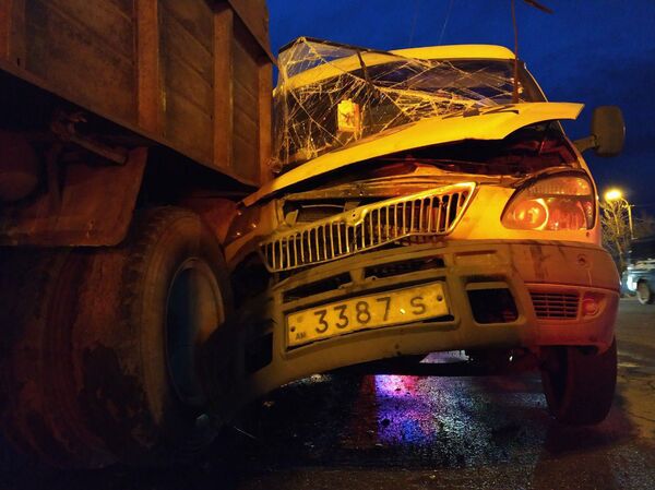 Երևանյան լճի մոտ տեղի ունեցած վթարի մանրամասները. տուժածներն ուղևորներ են. լուսանկարներ - Sputnik Արմենիա