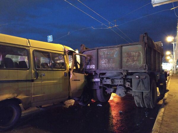 Երևանյան լճի մոտ տեղի ունեցած վթարի մանրամասները. տուժածներն ուղևորներ են. լուսանկարներ - Sputnik Արմենիա