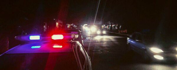 Полицейский автомобиль на улице Ачаряна, где неизвестный сбил пешехода (16 марта 2019). Еревaн - Sputnik Армения