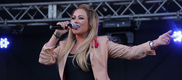 Российская исполнительнительница Юлия Началова на концерте в Луганске Российская исполнительнительница Юлия Началова на концерте в Луганске - Sputnik Армения