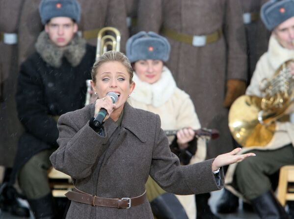 Էստրադային երգչուհի Յուլյա Նաչալովան թատերականացված ներկայացման ժամանակ - Sputnik Արմենիա