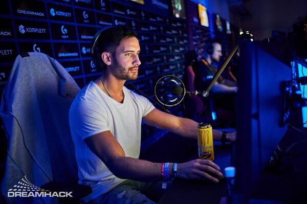 Армянские киберспортсмены из России и Канады лидируют на крупнейшем турнире по Dota 2 Армянские киберспортсмены из России и Канады лидируют на крупнейшем турнире по Dota 2 - Sputnik Армения