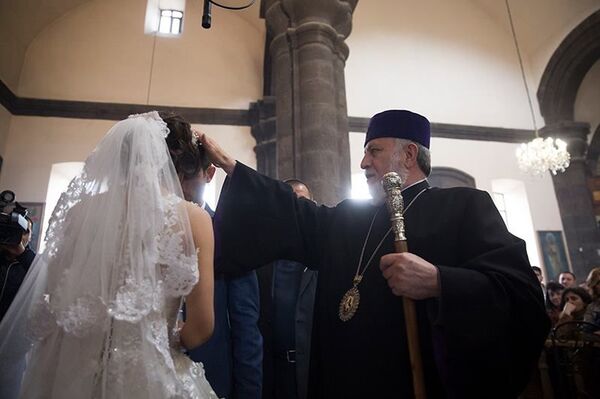 Գարեգին Բ կաթողիկոսն անակնկալ այցելել է Մայր Աթոռի կողմից բնակարան ստացած ընտանիքին Գարեգին Բ կաթողիկոսն անակնկալ այցելել է Մայր Աթոռի կողմից բնակարան ստացած ընտանիքին - Sputnik Արմենիա