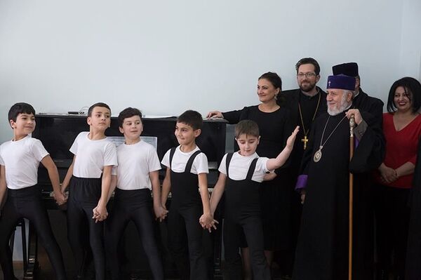 Գարեգին Բ կաթողիկոսն անակնկալ այցելել է Մայր Աթոռի կողմից բնակարան ստացած ընտանիքին Գարեգին Բ կաթողիկոսն անակնկալ այցելել է Մայր Աթոռի կողմից բնակարան ստացած ընտանիքին - Sputnik Արմենիա