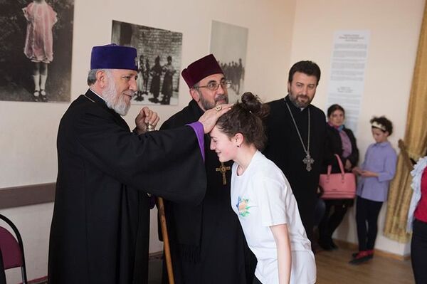 Գարեգին Բ կաթողիկոսն անակնկալ այցելել է Մայր Աթոռի կողմից բնակարան ստացած ընտանիքին Գարեգին Բ կաթողիկոսն անակնկալ այցելել է Մայր Աթոռի կողմից բնակարան ստացած ընտանիքին - Sputnik Արմենիա