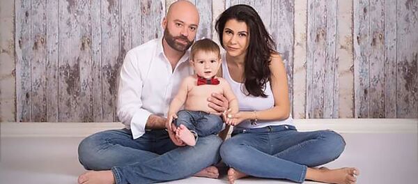 Федерико Тарабелла с супругой и сыном - Sputnik Արմենիա