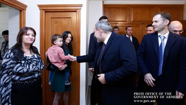 Премьер-министр Никол Пашинян посетил открытие жилого здания в общине Шенгавит (18 марта 2019). Еревaн - Sputnik Армения