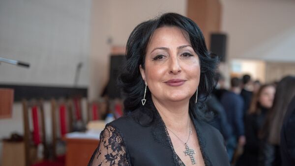 Лусине Саакян во время презентации книги Амшен в армянских рукописях - Sputnik Армения