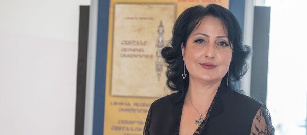 Лусине Саакян во время презентации книги Амшен в армянских рукописях Лусине Саакян во время презентации книги Амшен в армянских рукописях - Sputnik Արմենիա