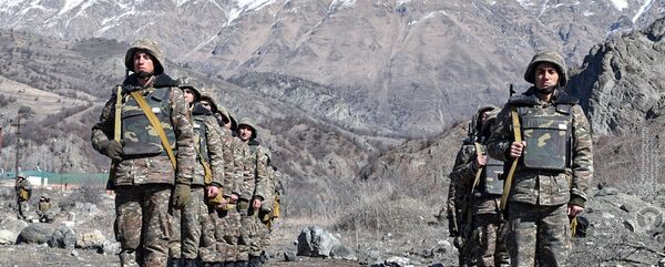 Армянские военнослужащие на тренировках по стрельбе Армянские военнослужащие на тренировках по стрельбе - Sputnik Արմենիա