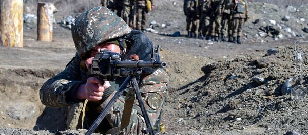 Армянские военнослужащие на тренировках по стрельбе - Sputnik Արմենիա