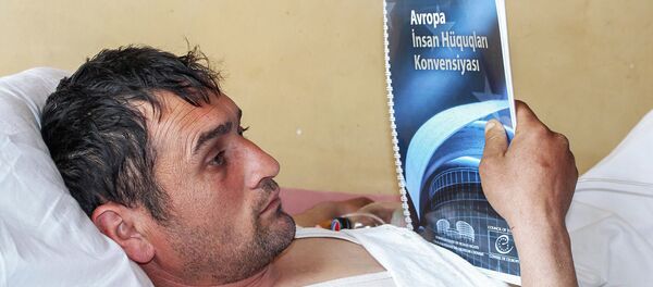 Омбудсмен Армении Арман Татоян посетил гражданина Азербайджана Элвина Арифа оглу Ибрагимова (18 марта 2019). Еревaн Омбудсмен Армении Арман Татоян посетил гражданина Азербайджана Элвина Арифа оглу Ибрагимова (18 марта 2019). Еревaн - Sputnik Արմենիա