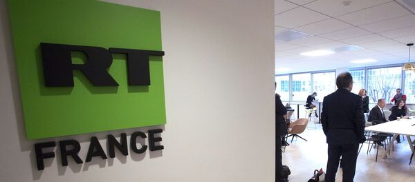 Министр иностранных дел РФ Сергей Лавров (второй справа) во время посещения офиса телеканала RT France в Париже. - Sputnik Армения
