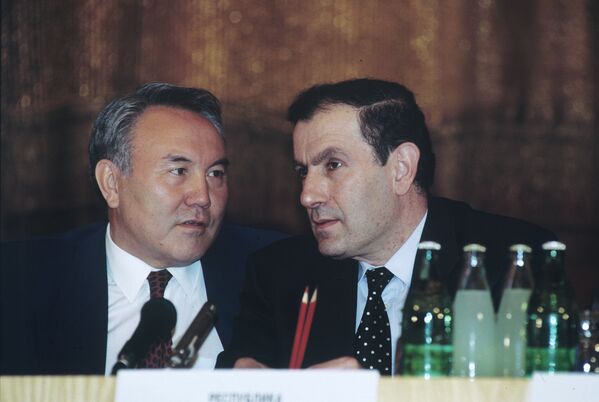 Президенты Армении и Казахстана Левон Тер-Петросян и Нурсултан Назарбаев во время пресс-конференции (14 мая 1993). Москвa - Sputnik Армения