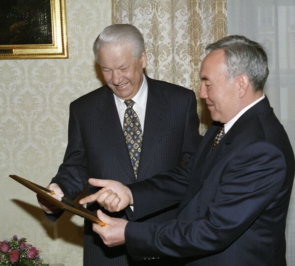 Президенты России и Казахстана Борис Ельцин и Нурсултан Назарбаев во время встречи в Кремле (24 апреля 1997). Москвa - Sputnik Армения