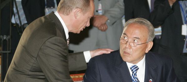 Президенты России и Казахстана Владимир Путин и Нурсултан Назарбаев перед началом неформального саммита глав стран СНГ (10 июня 2007). Санкт-Петербург - Sputnik Армения