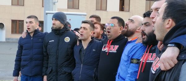 Յուրա Մովսիսյանը երկրպագուների հետ երգում է ՀՀ օրհներգը Յուրա Մովսիսյանը երկրպագուների հետ երգում է ՀՀ օրհներգը - Sputnik Արմենիա