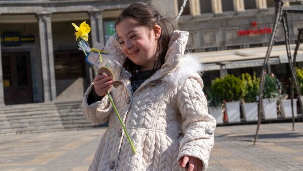 Элиза дарит цветы прохожим - Sputnik Армения