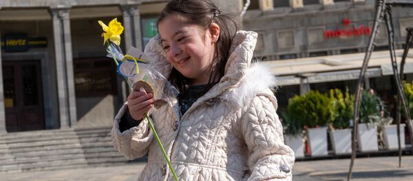 Элиза дарит цветы прохожим Элиза дарит цветы прохожим - Sputnik Արմենիա