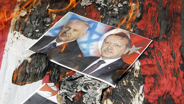 Портреты премьер-министра Израиля Биньямина Нетаньяху и президента Турции Реджепа Эрдогана лежат на флаге США в огне во время парада в честь Дня Аль-Кудса (1 июля 2016). Тегеран - Sputnik Արմենիա