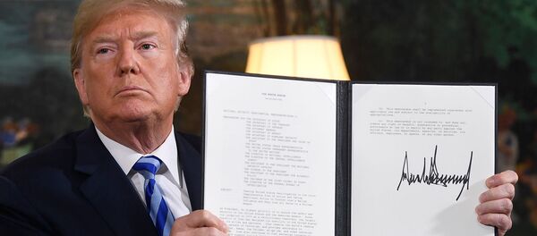 Президент США Дональд Трамп подписывает документ о восстановлении санкций против Ирана после объявления о выходе США из ядерной сделки с Ираном (8 мая 2018). Вашингтон, США - Sputnik Армения