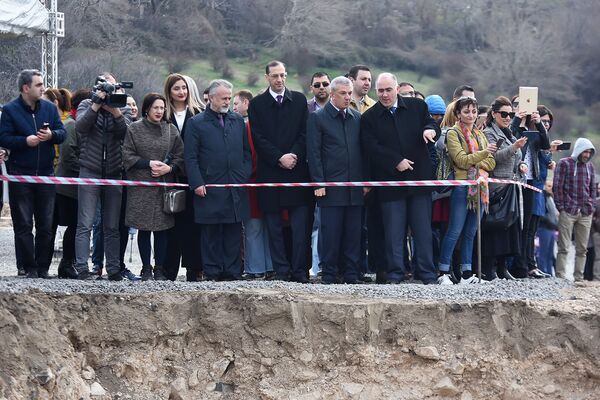 В Ереване заложили капсулу в фундамент молодежного комплекса Возрождение - Sputnik Армения